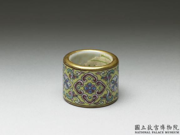 Thumb ring with floral decoration in fencai polychrome enamels, Qing dynasty, Qianlong reign (1736-1795)